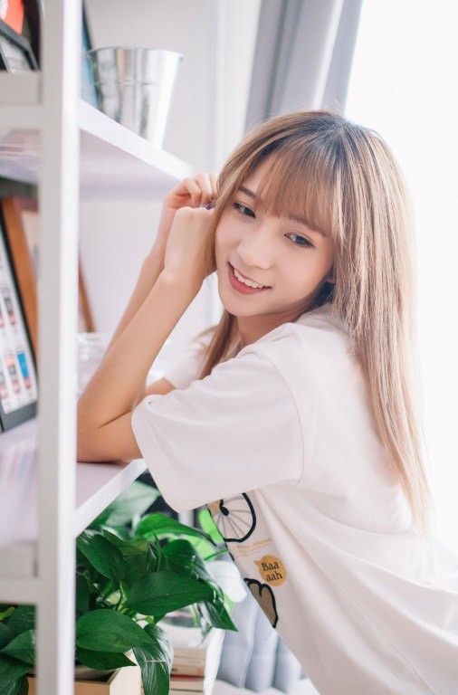 长发时尚少女美腿热裤甜美迷人笑容写真