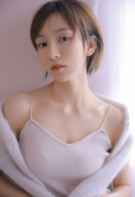 短发吊带少女小露香肩性感锁骨火辣诱惑写真