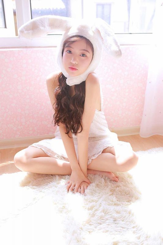 粉嫩萌妹子公主闺房养眼迷人写真