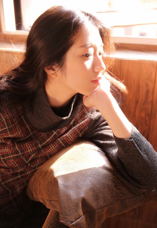 风趣冷艳少女长裙私房美足忧郁气质写真