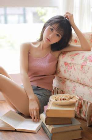 大眼萝莉美乳翘臀稚嫩芭比热裤写真