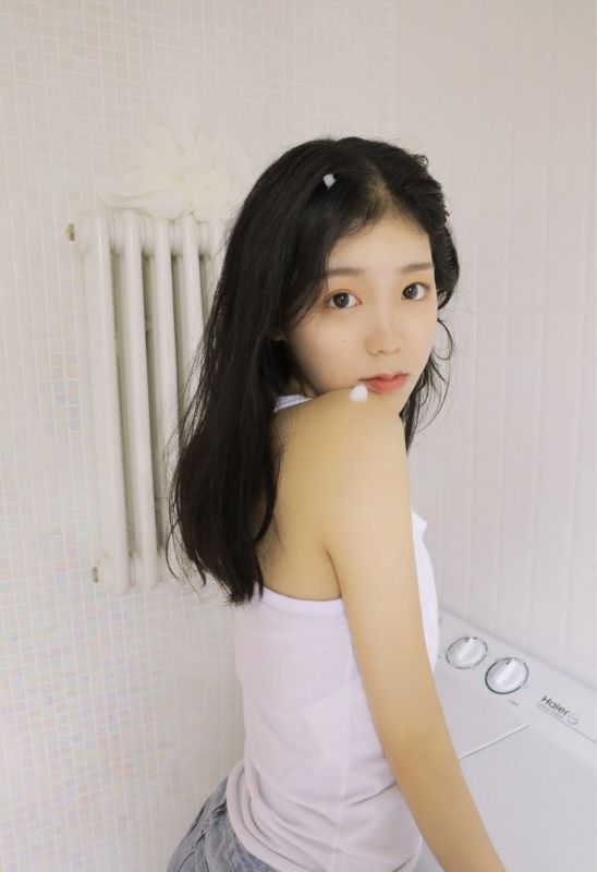 极品女神气质白嫩美女吊带露肩背心诱惑性感写真