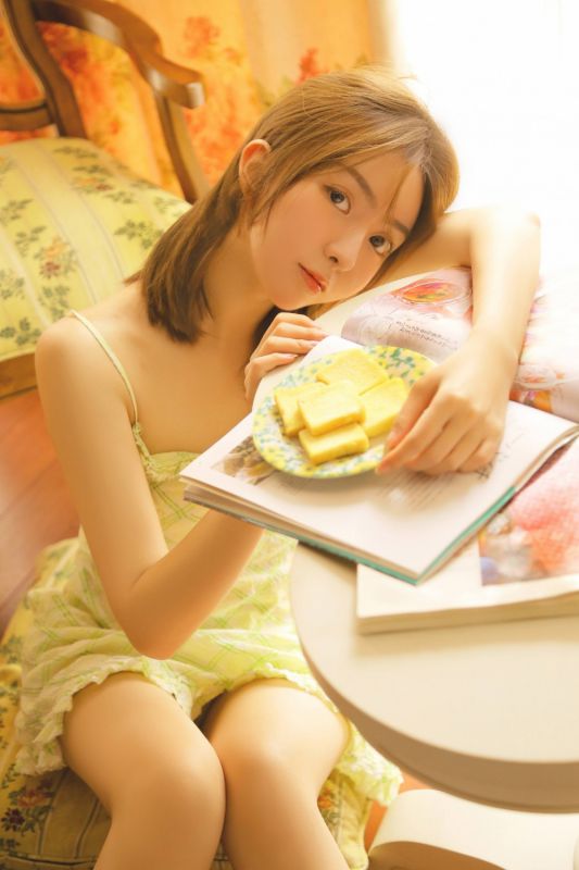 亚洲金发美女尤物丰满大胆居家内衣私房写真