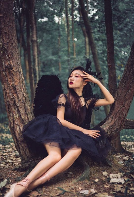 冷艳神秘红唇美女御姐森林系个人写真艺术性感图片