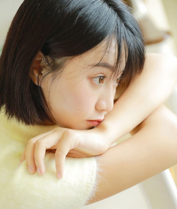 轻盈可爱短发妹子白丝美腿性感福利写真