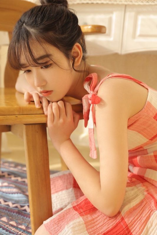 田园系女孩格子裙私房直窥少女禁区清纯写真