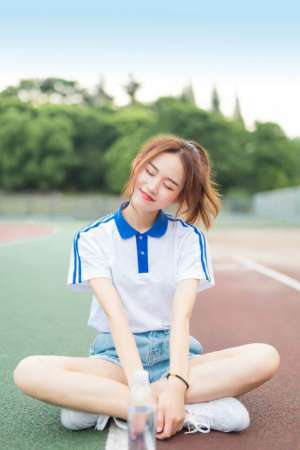 校花女神马尾辫操场热裤美腿清纯养眼写真
