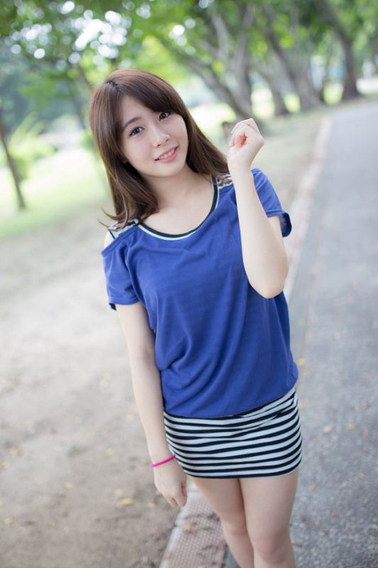 清纯美女庄晴雅公园唯美写真