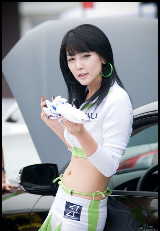 美女车模李智友白衣迷人写照