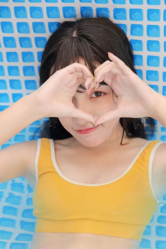 比基尼美女大奶湿身童颜巨乳火辣性感深沟图片