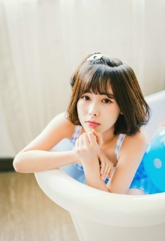 短发蛋卷头少女清纯浴缸格子内衣甜美写真