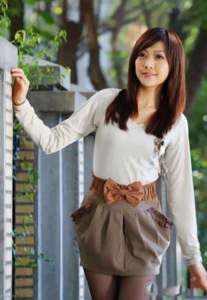 白嫩美女小清新街拍似芭比