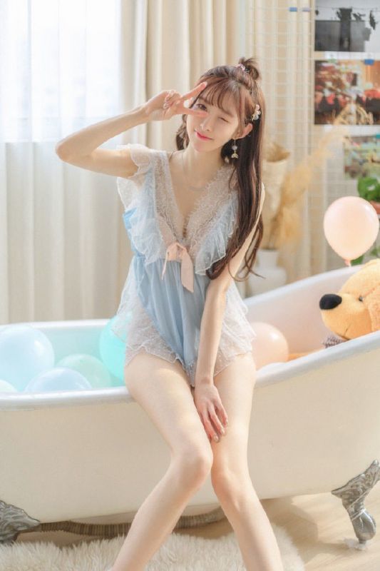 长腿巨乳御姐网袜蕾丝透视装极品尤物性感诱惑写真