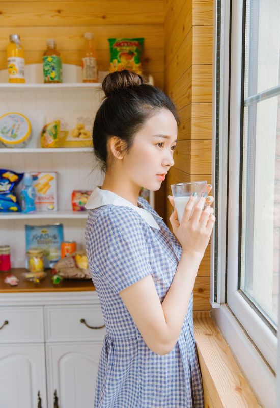 甜美女孩格子裙优雅下午茶萝莉个人写真