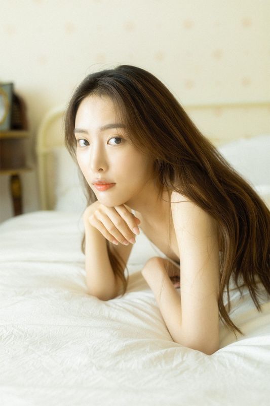 白嫩少妇深v爆乳床上妖娆风骚诱惑性感写真图片
