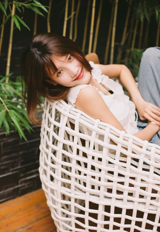 脾气倔强小美女牛仔裤玉足清爽性感乳沟写真