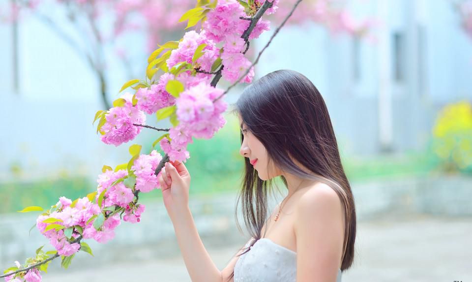 白色婚纱美女户外迷人写真照