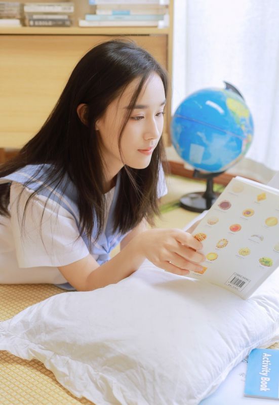 日本清纯学生妹白丝美腿居家性感制服诱惑写真