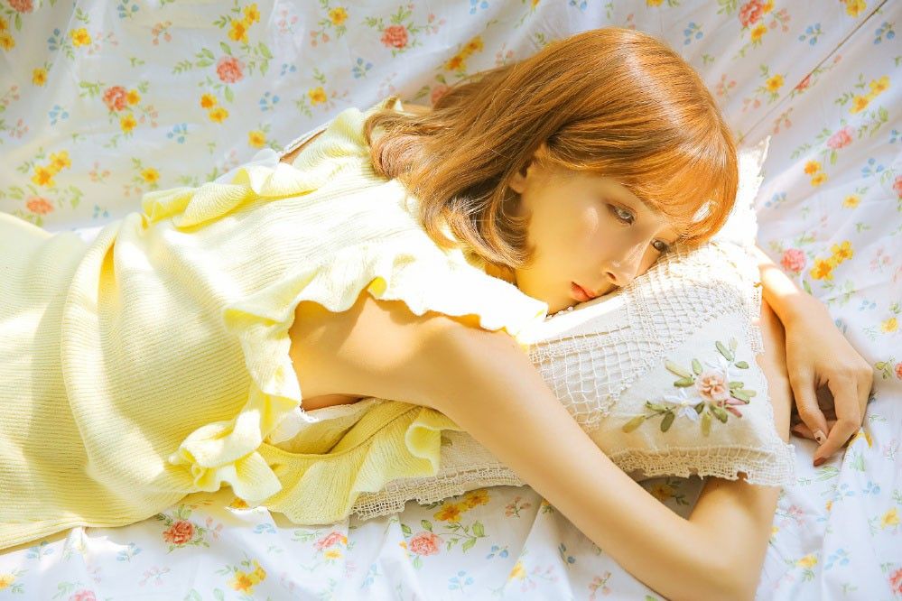 混血金发美少女白丝美腿诱人床照私房冷艳写真