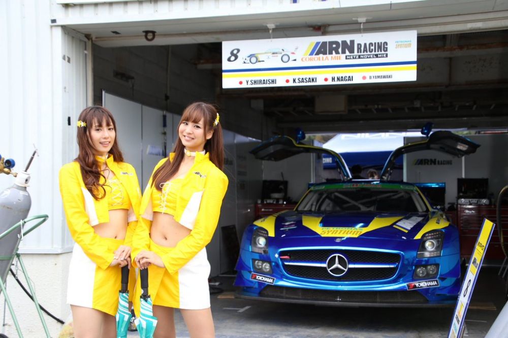日本赛车女郎安田七奈私房美照可爱迷人