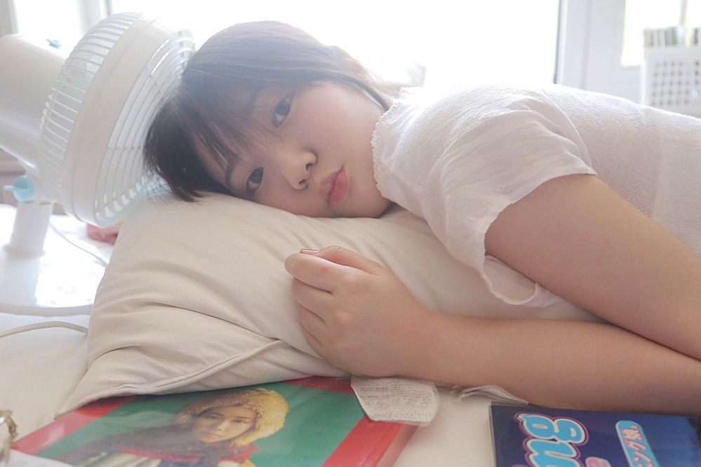 素人少女私房内衣纯净无邪眼神写真