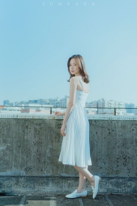 长裙氧气女神天台冷艳御姐气质美女写真