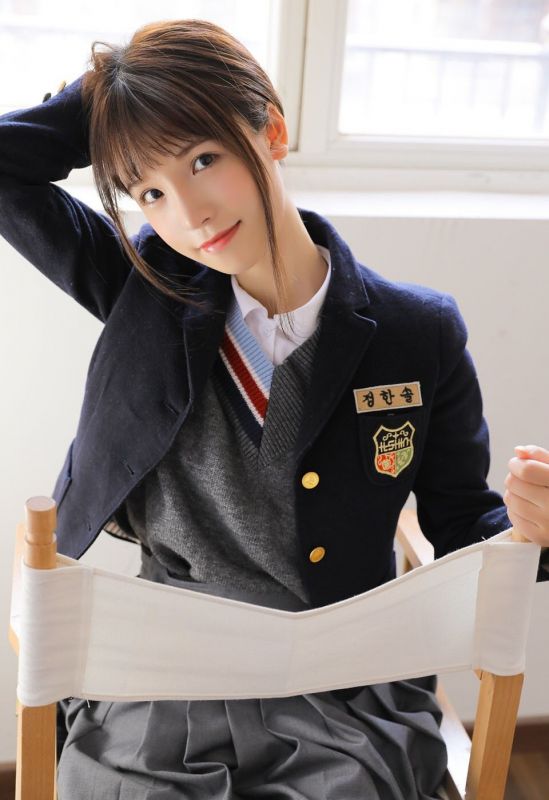 漂亮好看的校花美女性感制服诱惑写真