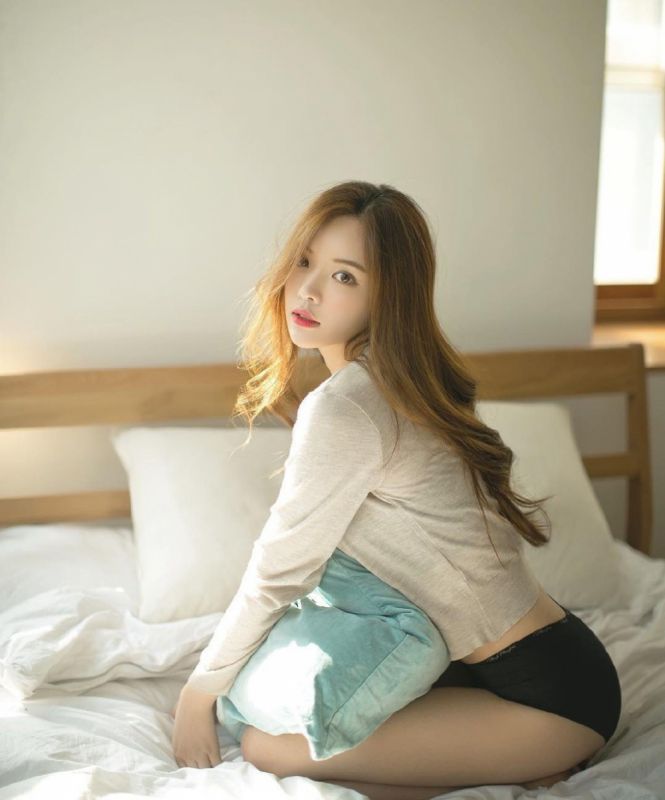 混血美女模特长发性感美腿热裤写真