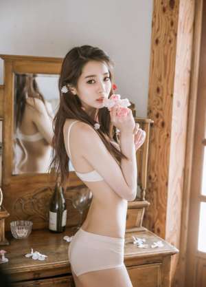 尤物美女粉色内衣大胆豪乳肥臀私房销魂写真