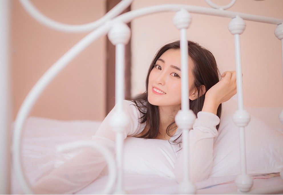 酥胸素人美少女白嫩惹火曲线性感写真