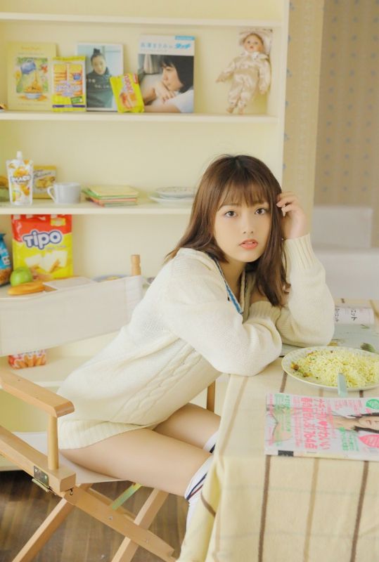 可爱大眼萌妹子v领毛衣姿势诱人写真