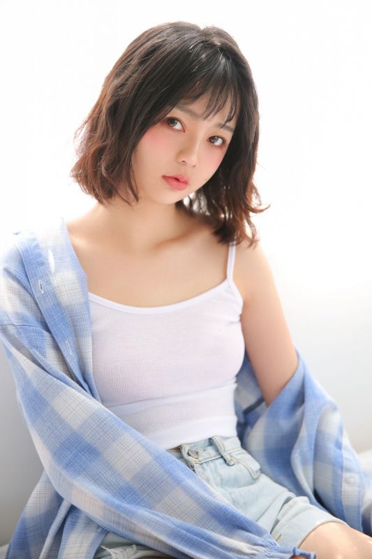 短发美女床上吊带背心诱人妖娆眼神火辣长腿写真图片