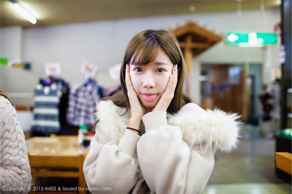 清纯美女陈潇街头迷人写真照