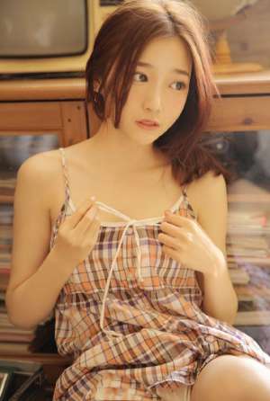 洋娃娃少女闺房美腿香肩萌妹子写真