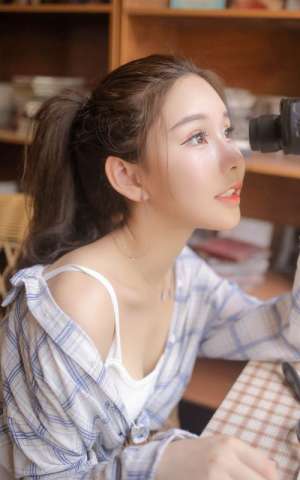 清雅娇俏美女模特吊带露肩大胆妖娆美腿写真