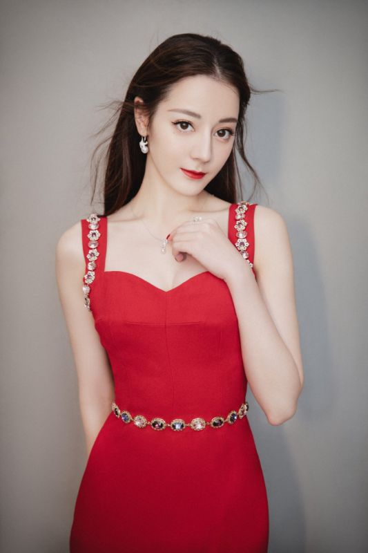 红裙御姐迪丽热巴惹火曲线火辣性感明星图片