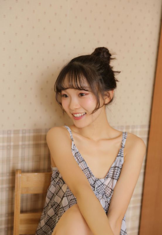 裸妆美少女纯真甜美笑容性感迷人照片