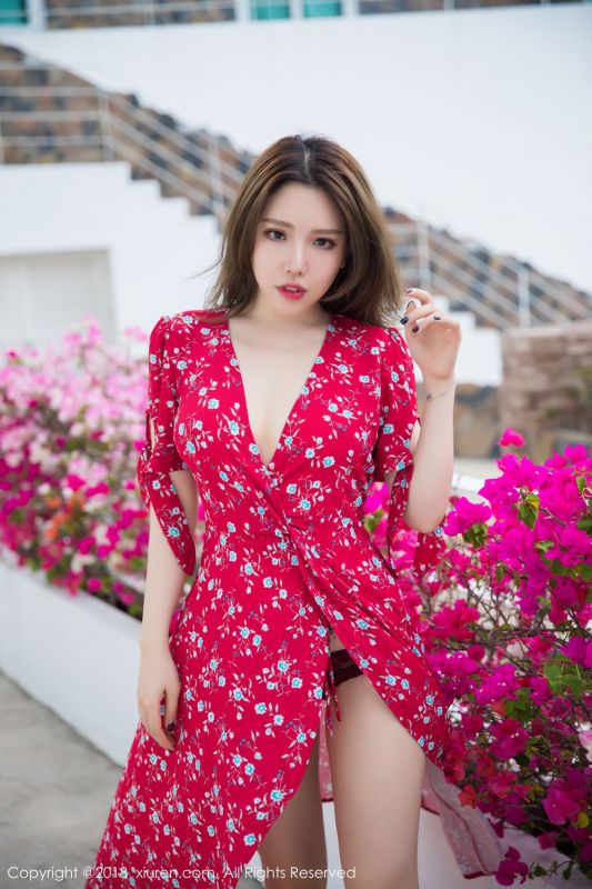 嫩B高跟美妇性感开胸红衫展胸露内裤人体走光户外摄影图片
