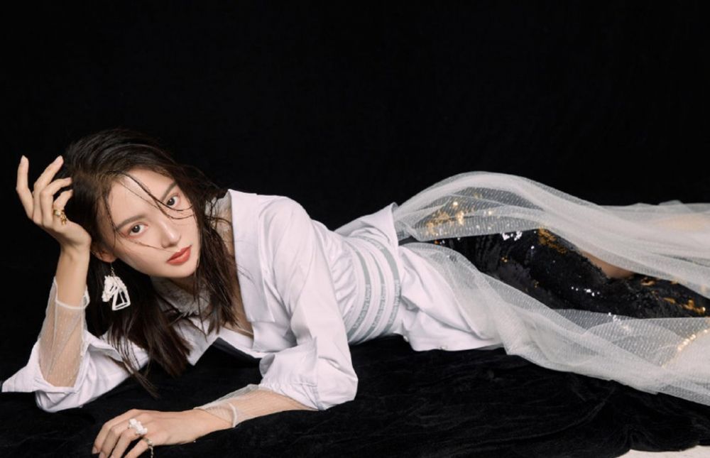 清新甜美个性少女金晨时尚杂志明星写真图片