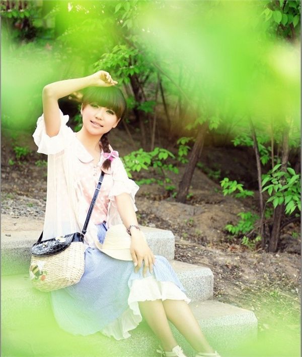 90后清纯美女户外写真