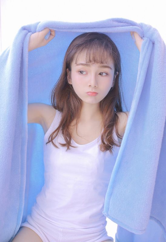 吊带背心美少女白嫩私房惹火性感照写真图片