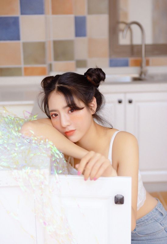 火辣丸子头少女室内牛仔裤内衣写真图片