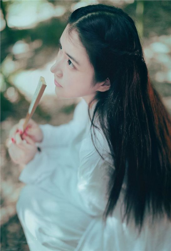 气质美女白衣林间写真仙气十足