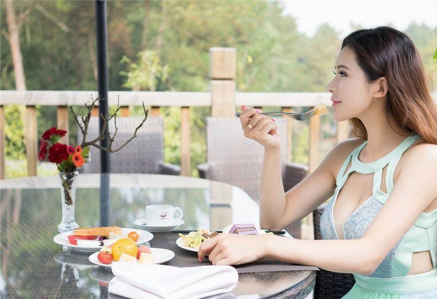 巨乳美女宛恩迷人生活照