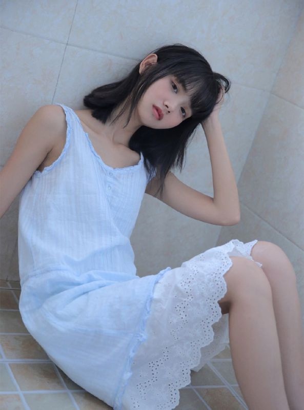 小恶魔腹黑萌妹水嫩忧郁气质萝莉写真