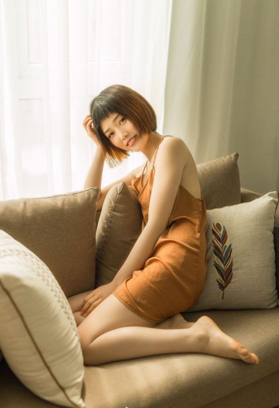 吊带裙短发少女唯美丰韵美腿写真