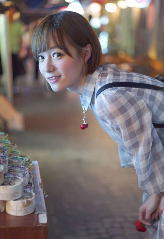 甜美短发女孩青涩写照
