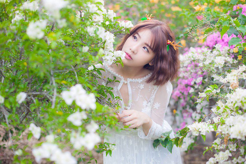 唯美森系美女花丛清纯写真