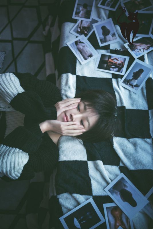 短发帅气少女真空毛衣裸体艺术人体性感写真