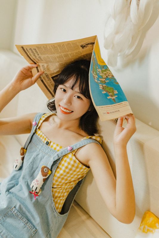 游戏女孩清纯白嫩背带裤床上写真